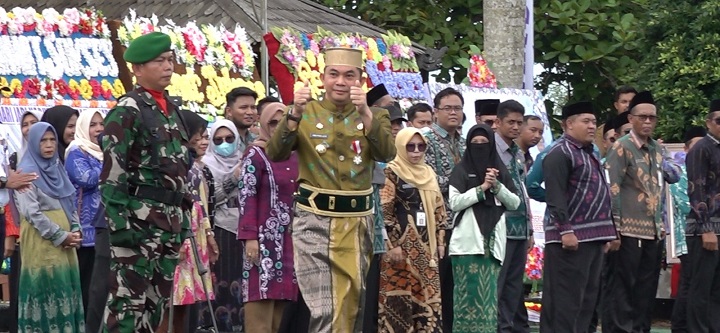 Bupati Andi Rudi Latif atau Bang Arul turun dari podium untuk menyapa pesert upacara Hari Jadi ke-22 Kabupaten Tanah Bumbu, Selasa 8 April 2025. (wartabanjar.com - Rel)