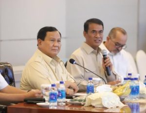 Presiden Prabowo Subianto mendengar paparan Menteri Pertanian, Andi Amran Sulaiman, pada Februari lalu. (wartabanjar.com - Ist. Dok. Pribadi)