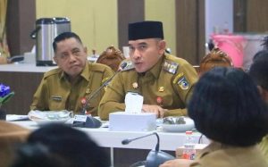 Bupati H Rahmat Trianto menggelar rakor dengan camat seluruh Kabupaten Tanah Laut, Selasa. (wartabanjar.com - Gazali)
