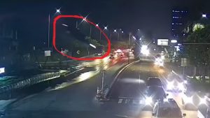 Mobil sedan terjun dari jembatan tol di Gresik diduga gara-gara mengikuti Google Maps. (wartabanjar.com - Ist. @@net2netnews.reborn)