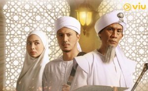 Sosok Walid (kanan) viral di Tiktok dan Instagram hingga mendongkrak penonton serial Malaysia ini. (wartabanjar.com - Ist. @VIU Malaysia)