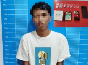 Tersangka Sam dan barang bukti ekstasi yang diamankan Satresnarkoba Polresta Palangka Raya. (wartabanjar.com - Ist. Humas)