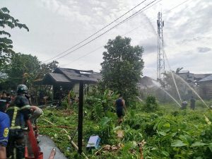 Tim gabungan Damkar Kota Banjarmasin melakukan pembasahan di objek yang terbakar di Jalan HKSN Kebun Jeruk, Rabu. (wartabanjar.com - Ramadan)