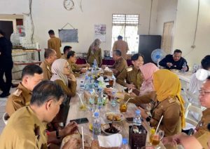 Wagub didampingi istri meninjau kantin Dinas Kehutanan Provinsi Kalsel. (wartabanjar.com - Istimewa)