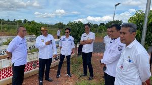 Bupati Barito Kuala, Bahrul Ilmi, blusukan meninjau infrastruktur di kecamatan yang rusak. (wartabanjar.com - Istimewa)