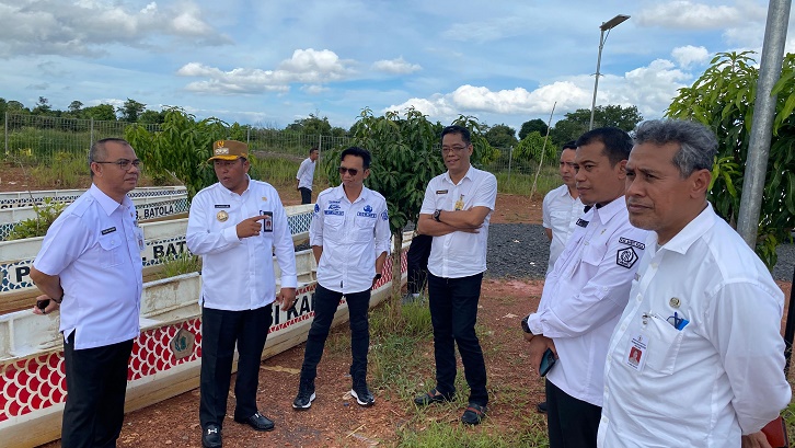 Bupati Barito Kuala, Bahrul Ilmi, blusukan meninjau infrastruktur di kecamatan yang rusak. (wartabanjar.com - Istimewa)