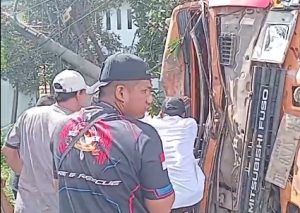 Kecelakaan lalu lintas dialami truk Fuso dekat LIK Liang Anggang Banjarbaru, Kamis siang. (wartabanjar.com - Ist. Kiriman warga)