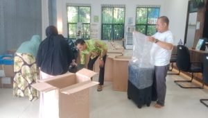 Kepala Seksi Penyelenggaraan Haji dan Umrah (PHU) Kemenag Balangan, Rahmadi, memeriksa koper yang akan dibagikan kepada jemaah, Kamis. (wartabanjar.com - Alfi)