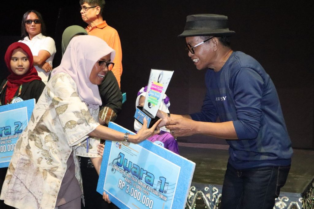 Penyerahan hadiah kepada juara lmba cipta lagu anak bahasa Banjar oleh Kepala UPTD Taman Budaya Kalsel, Suharyanti, Kamis. (wartabanjar.com - Ist. MC Kalsel)