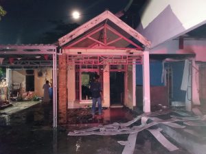 Rumah yang terbakar di Jalan Swarga, Landasan Ulin, Kota Banjarbaru, Kamis. (wartabanjar.com - Istimewa)