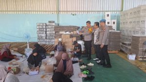 Proses sortir dan pelipatan surat suara oleh KPU Kota Banjarbaru mendapat pengamanan dari pihak kepolisian, Kamis. (wartabanjar.com - Ikhsan)