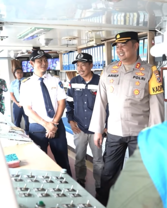 Kapolres Tanah Bumbu, AKBP Arief Prasetya, memantau langsung ferry penyeberangan Batulicin-Kotabaru untuk memastikan keamanan para pemudik. (wartabanjar.com - Ist. Humas)