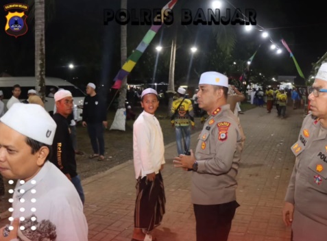 11042025_Kapolres Banjar, AKBP Dr Fadli SH SIK MSi, turun mengamankan pelaksanaan haul ke-1 Guru Banjar Indah di Desa Tungkaran, Kamis malam. (wartabanjar.com - Ist. Humas) Kapolres Banjar, AKBP Dr Fadli SH SIK MSi, turun mengamankan pelaksanaan haul ke-1 Guru Banjar Indah di Desa Tungkaran, Kamis malam. (wartabanjar.com - Ist. Humas)