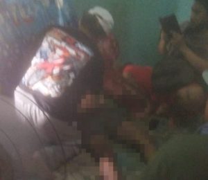 Korban diduga gantung diri telah diturunkan dan diperiksa oleh warga setempat di Basirih, Jumat sore. (wartabanjar.com - Ist. Rekanan)