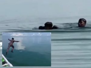 Prajurit TNI AL menolong nelayan yang masih remaja terombang-ambing di laut karena perahunya bocor di Maros, Sulsel, Jumat. (wartabanjar.com - Ist. @kulitintamks)