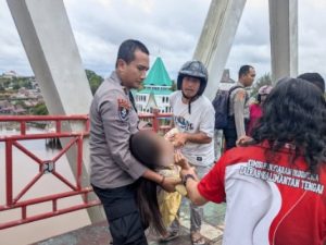 Upaya penyelamatan seorang wanita yang hendak bunuh diri di Jembatan Kahayan oleh personel Polresta Palangka Raya dibantu warga dan relawan, Jumat. (wartabanjar.com - Humas)