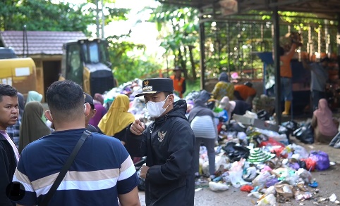 Wali Kota Banjarmasin, HM Yamin, meninjau langsung uji coba mesih pemilah sampah berskala besdar di TPA Basirih. (wartabanjar.com - Ist. MC Banjarmasin)