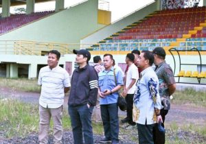 Wakil Gubernur Kalsel, Hasnuryadi Sulaiman, meninjau Stadion 17 Mei Banjarmasin didamping Plt Kadis PUPR M Yasin Toyob dan pihak terkait. (wartabanjar.com - Ist. MC Kalsel)