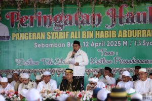 Kepala Bagian Kesejahteraan Rakyat (Kesra) M Zaki Yamani mewakili Bupati Bang Arul menghadiri haul akbar ke-23 Pangeran Syarif Ali. (wartabanjar.com - Istimewa)