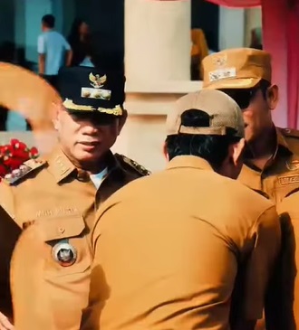 Bupati Kotabaru H Muh Rusli (topi hitam) memimpin apel pagi sekaligus halalbihalal dengan jajaran Pemkab Kotabaru, Senin. (wartabanjar.comcom - Ist. MC Kotabaru)