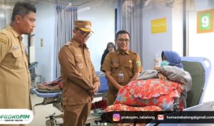 Bupati Tabalong, HM Noor Rifani (tengah) mengunjungi pasien di RSUD Badaruddin Kasim Mamburai, Senin. (wartabanjar.com - Ist. MC Tabalong)