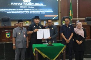 Bupati dan DPRD sepakati RPJMD Kabupaten Tanah Laut 2025-2029 dalam rapat Paripurna, Senin 14 April2025. (wartabanjar.com - Gazali)