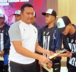Kapolres AKBP Arief Prasetya melepas kontingen voli Tanah Bumbu yang akan berlaga di Kejurprov Kalsel di Banjarmasin. (wartabanjar.com - Ist. Humas)