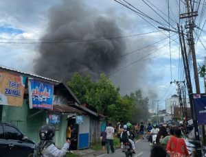 Kebakaran di Kuin Selatan depan Gang Tiga Roda, Banjarmasin Barat, Senin sore. (wartabanjar.com - Ist. Rekanan)