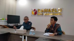 Bahrani, Komisioner Bawaslu Kota Banjarbaru Divisi Hukum Pencegahan Parman dan Humas memberikan keterangan pers, Selasa 15 April 2025. (wartabanjar.com - Ikhsan Nor Rizky)