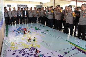 Kabag Ops Polres Banjarbaru, Indra menunjuk sejumlah titik pengamanan PSU saat Tactical Floor Game di Aula Joglo Mapolres, Selasa siang. (wartabanjar.com - Ist. Humas)