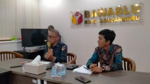 Ketua Bawaslu Kota Banjarbaru, Nor Ikhsan, memberikan keterangan kepada media, Selasa 15 April 2025. (wartabanjar.com - Ikhsan Nor Rizky)