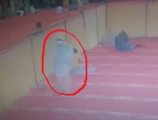 Viral! Pria Berstatus Mahasiswa Kenakan Mukena Salat di Shaf Perempuan, Alasannya Tak Masuk Akal