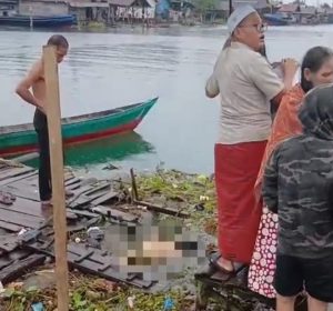 Mayat mengapung di kawasan Alalak Tengah, Banjarmasin, ditemukan Selasa 15 April pagi. (wartabanjar.com - Ist. Rekanan)