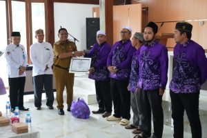 Pengurus BKPRMI Kabupaten Tanah Laut mendapat piagam dari Wakil Bupati HM Zazuli, Selasa 15 April 2025. (wartabanjar.com - Gazali)