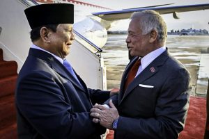 Presiden Prabowo Subianto disambut langsung Raja Abdullah II sejak turun dari pesawat. (wartabanjar.com - Ist. Setkab)