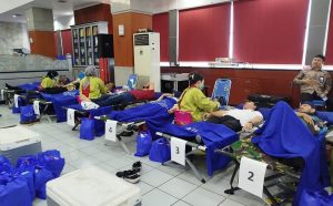 Suasana donor darah di aula Bank Kalsel di Banjarmasin, Selasa 15 April 2025. (wartabanjar.com - Ramadan Anwar)