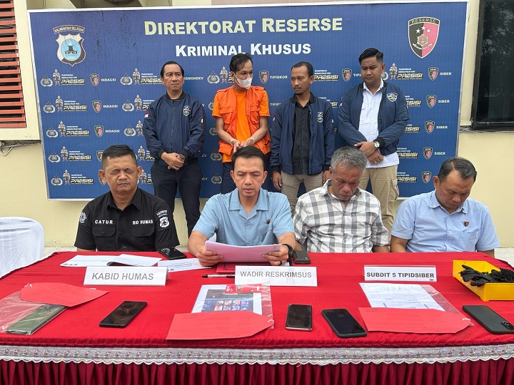 15042025_Tersangka gamer asal Bogor diamankan Polda Kalsel setelah memaksa gadis adal Kalsel melakukan foto telanjang dada dan ancam disebarkan. (wartabanjar.com - Iqnatius Aprianus) Tersangka gamer asal Bogor diamankan Polda Kalsel setelah memaksa gadis adal Kalsel melakukan foto telanjang dada dan ancam disebarkan. (wartabanjar.com - Iqnatius Aprianus)