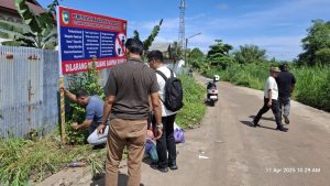 Tim Gabungan Pemkab Tanah Laut memasang pelang pengumuman larangan membuang sampah dan sanksi hukumnya, Senin. (wartabanjar.com - Gazali)