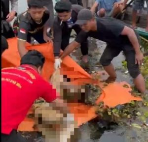 Tim relawan mengevakuasi mayat mengapung di Alalak Tengah, Selasa pagi. (wartabanjar.com - Ist. Rekanan)