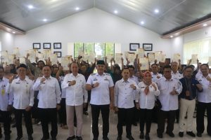 Penyerahan 529 sertifikat program PTSL oleh Bupati Tanah Laut, H Rahmat Trianto, kepada warga. (wartabanjar.com - Istimewa)