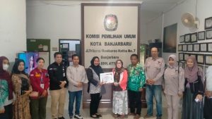 Penyerahan sertifikat akreditasi oleh KPU Kalsel kepada lembaga pemantau PSU Kota Banjarbaru, Rabu. (wartabanjar.com - Ikhsan Nor Rizky)