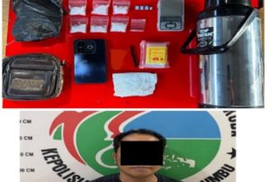 Tersangka SAH dan barang bukti yang diamakan Satresnarkoba Polres Tanah Bumbu. (wartabanjar.com - Ist. Humas)