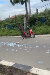 Uang tercecer di jalan raya Balangan berhamburan pecahan Rp50 ribu, Rabu 16 April 2025 siang. (wartabanjar.com - Ist. @habarbalangan)