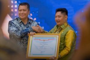 Bupati HST, Samsul Rizal atau Bang Rizal (kanan) menerima penghargaan dari KemenPAN-RB, Kamis 17 April 2025. (wartabanjar.com - Ist. MC HST)