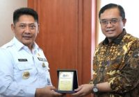 Memiliki Komitmen Majukan Pendidikan, Bupati HST Terima Penghargaan dari Kemendikbudristek