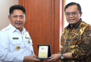 Bupati HST, Samsul Rizal atau Bang Rizal (kiri) menerima penghargaan dari Kemendikbudristek, Rabu. (wartabanjar.com - Ist. MC HST)