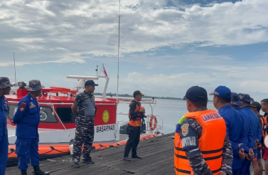 Pencarian penumpang kapal Dharma Ferry IV yang menjatuhkan diri di muara Sungai Mentaya Sampit. (wartabanjar.com - @kantor_sar_palangka_raya)