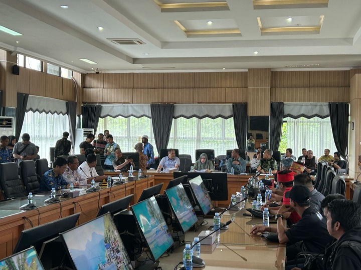 17042025_Perawakilan massa yang tergabung dalam Sakutu menyampaikan aspirasi di DPRD Kalsel, Kamis. (wartabanjar.com - Ist. Iqnatius Aprianus) Perawakilan massa yang tergabung dalam Sakutu menyampaikan aspirasi di DPRD Kalsel, Kamis. (wartabanjar.com - Ist. Iqnatius Aprianus)