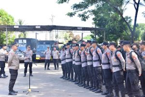 Polres Tanah Laut mempersiapkan 30 personel untuk mendukung pengamanan PSU di Kota Banjarbaru pada Sabtu 19 April 2025. (wartabanjar.com - Ist. Humas)