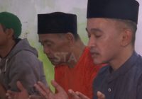 Ruben Onsu Salat Berjamaah di Mushola Kecil di Sukabumi